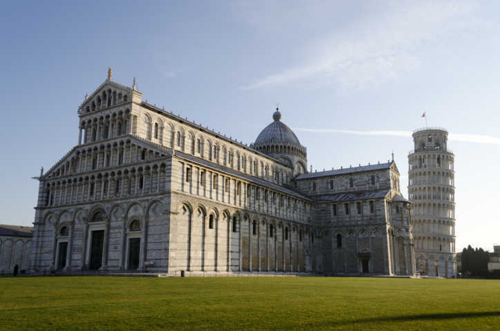 Italia 01 - Pisa - plaza del Milagro - Catedral y Torre Inclinada.jpg